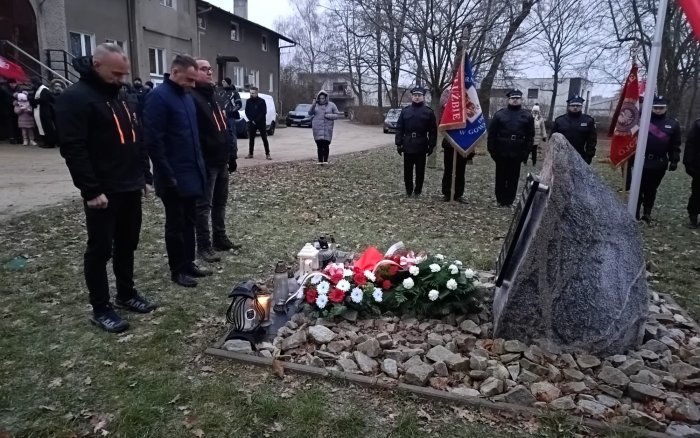 złożenie kwiatów i przemówienia przy płycie pamiątkowej poświęconej Powstańcom w Gowarzewie