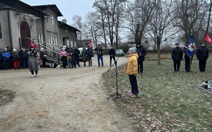 złożenie kwiatów i przemówienia przy płycie pamiątkowej poświęconej Powstańcom w Gowarzewie