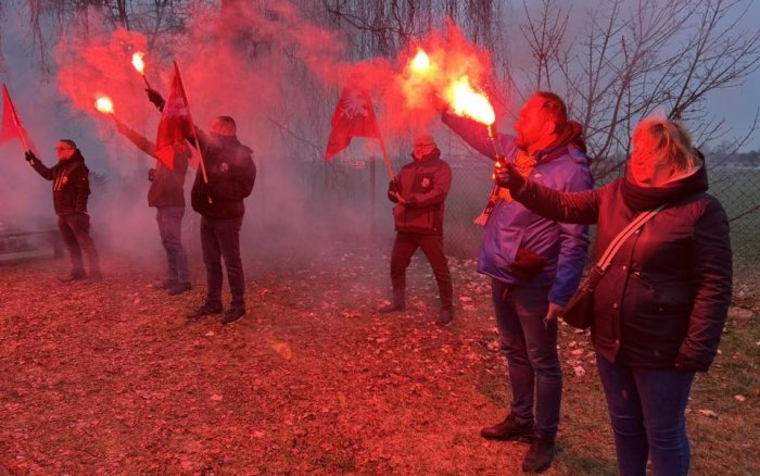 złożenie kwiatów i przemówienia przy płycie pamiątkowej poświęconej Powstańcom  w Gowarzewie