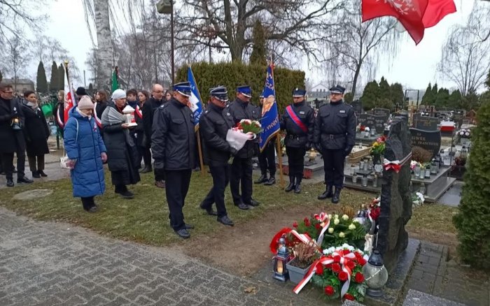 złożenie kwiatów i przemówienia przy płycie pamiątkowej poświęconej Powstańcom na cmentarzu w Tulcach