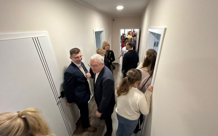 zwiedzanie obiektu przez przybyłych na uroczystość
