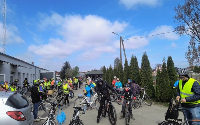 zbiórka cyklistów do wyjazdu, przygotowanie rowerów