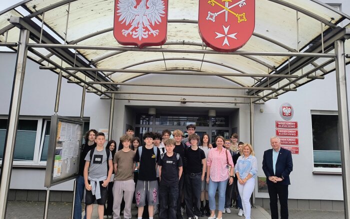 zdjęcie grupowe przed urzędem Gminy 