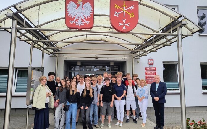 zdjęcie grupowe przed urzędem Gminy 