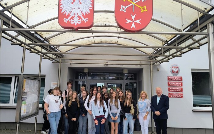 zdjęcie grupowe przed urzędem Gminy 