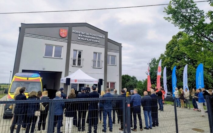 uroczystości przed budynkiem 