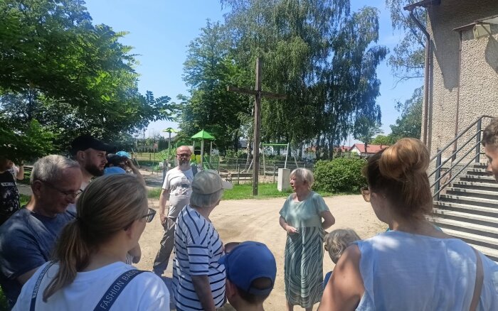 Wycieczka przed kaplicą w Gowarzewie