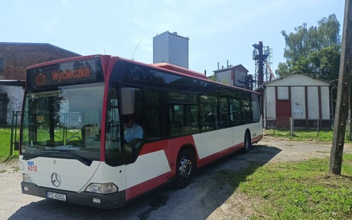 Autobus wycieczki na tle Poznańskiej Hodowli Roślin w Nagradowicach 