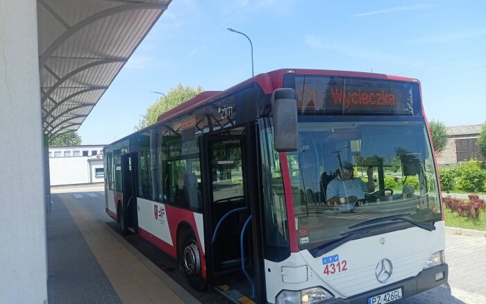 Autobus wycieczki przy węźle przesiadkowym w Kleszczewie 