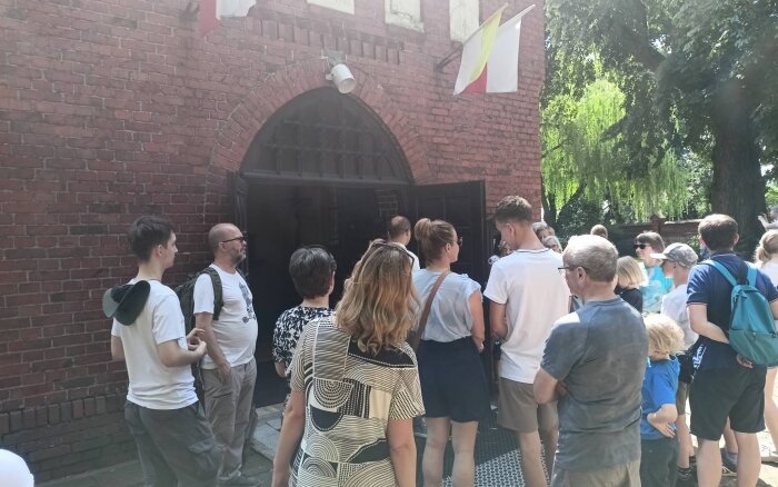 Uczestnicy wycieczki przy kaplicy w Nagradowicach