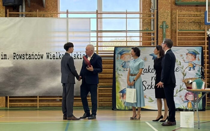 wręczenie wyróżnień przez Wójta w ZS Tulce
