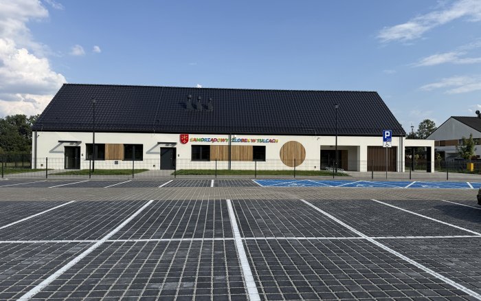 budynek od frontu z miejscami parkingowymi 
