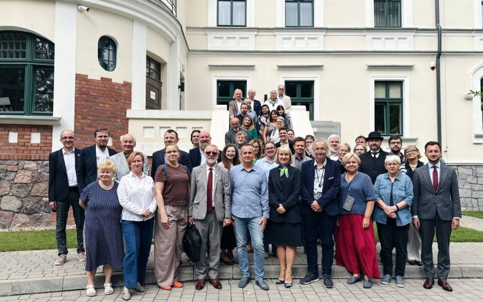 Forum regionalistów zdjęcie grupowe przed budynkiem Instytutu 