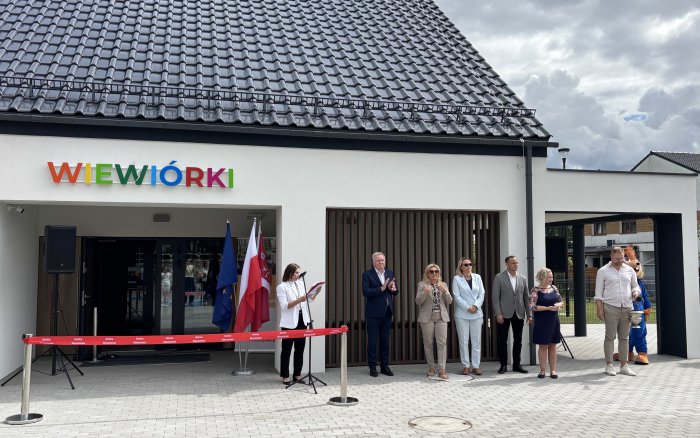 uroczystość otwarcia obiektu, przed budynkiem