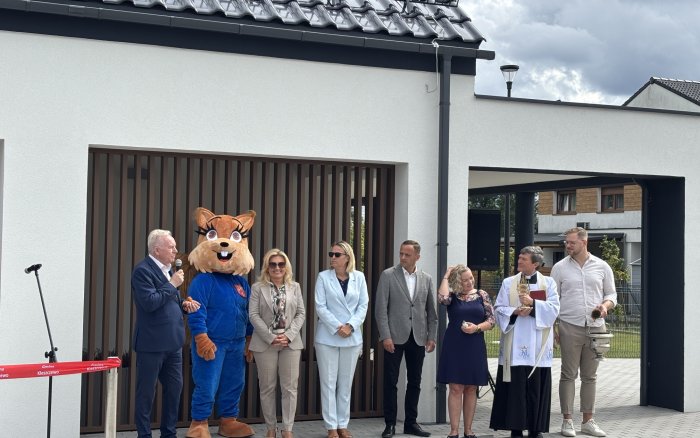 uroczystość otwarcia obiektu, przed budynkiem, przemówienie Wójta