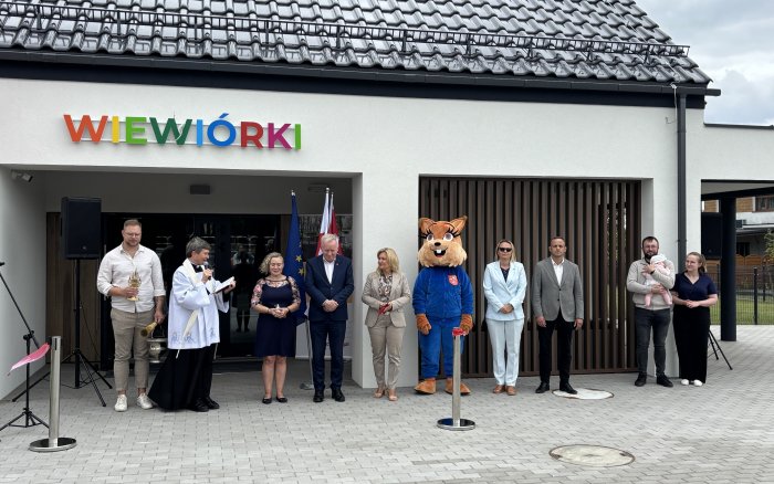 uroczystość otwarcia obiektu, przed budynkiem, poświęcenie obiektu 