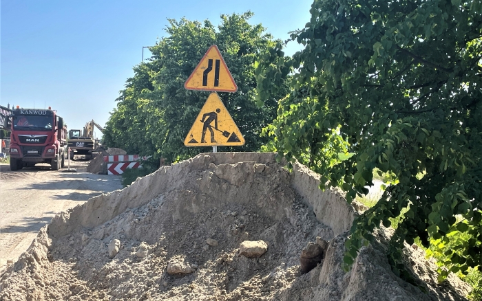 Budowa kanalizacji sanitarnej w Gowarzewie - znak informujący o zwężeniu jezdni i o wykonywanych robotach na drodze
