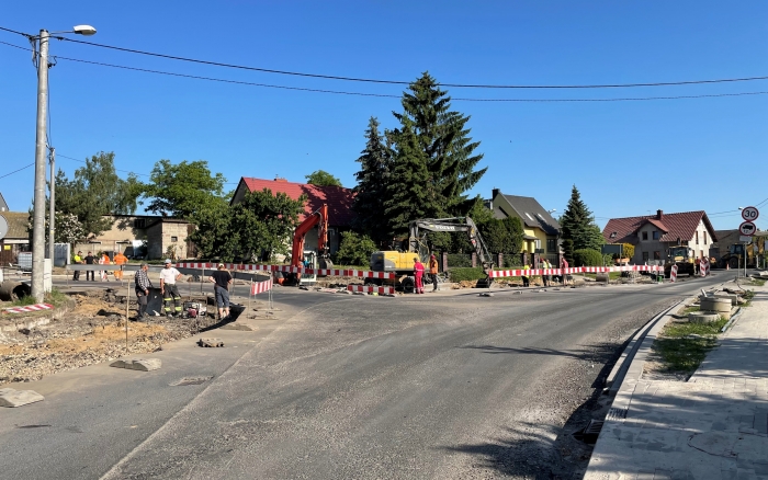 Przebudowa skrzyżowania ulic Sportowej i Poznańskiej - widok na skrzyżowanie teren prac oddzielony barierkami