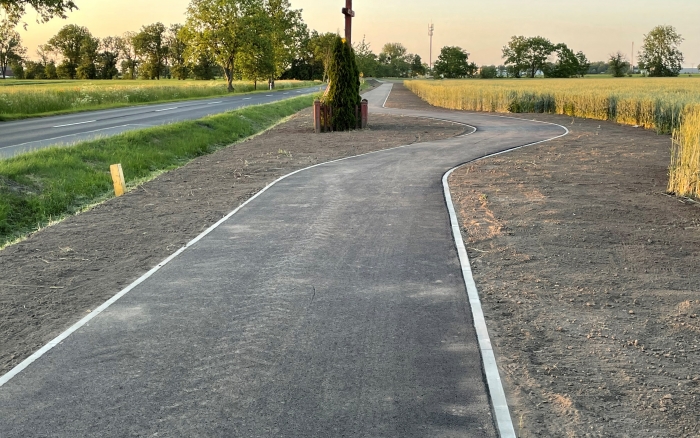 Ścieżka pieszo-rowerowa Nagradowice-Kleszczewo - widok na asfaltową ścieżkę po lewej stronie jezdnia po prawej pole