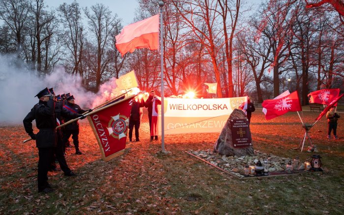 złożenie kwiatów i przemówienia przy płycie pamiątkowej poświęconej Powstańcom w Gowarzewie