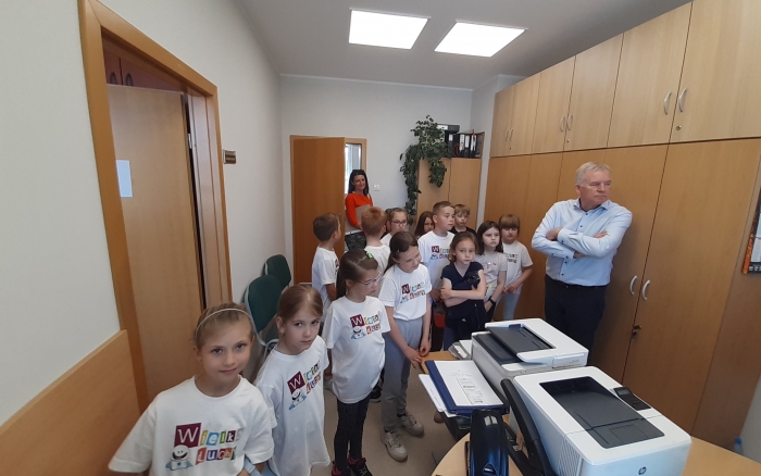 dzieci z klasy 2A zwiedzają pokoje urzędu 