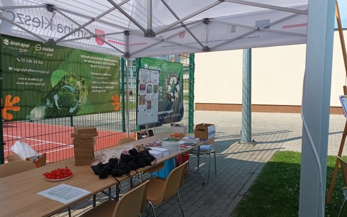 stoisko gminne - wymiana elektrośmieci na rośliny 