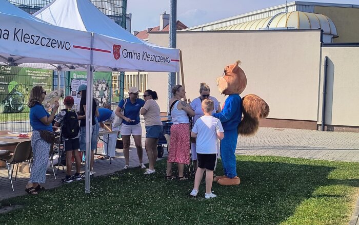stoisko gminne - wymiana elektrośmieci na rośliny 