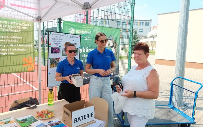 stoisko gminne - wymiana elektrośmieci na rośliny 