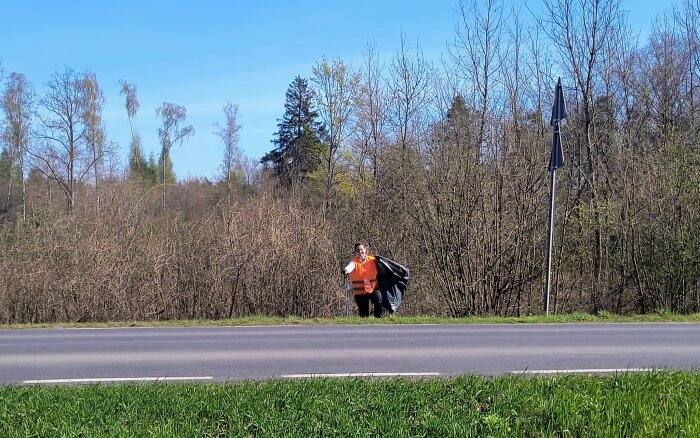 zbieranie odpadów na leśnych ścieżkach