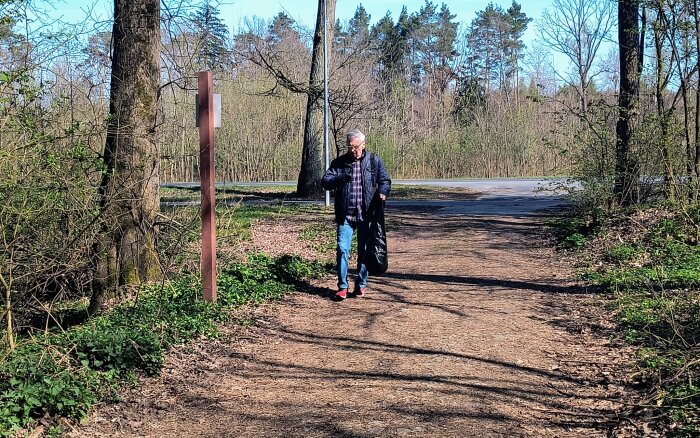 zbieranie odpadów na leśnych ścieżkach