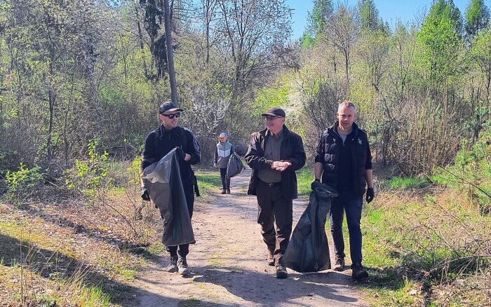 zbieranie odpadów na leśnych ścieżkach