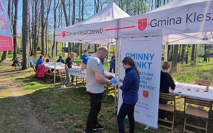 stoiska gminne z atrakcjami, konkursem krzyżówkowym, programem czyste powietrze 