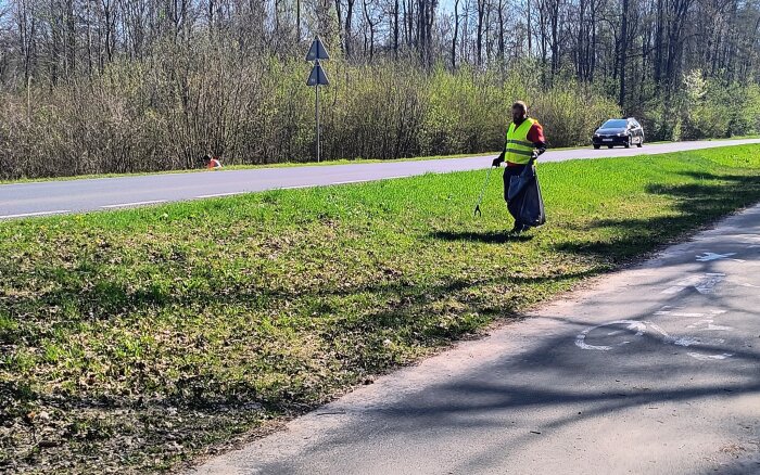 zbieranie odpadów na leśnych ścieżkach i przy ścieżce rowerowej